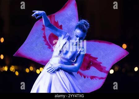 Galashow des Internationalen Festhallen Reitturniers Metamorphosis ein Initiative von Liselott Marie Linsenhoff in Partnerschaft mit UNICEF Deutschland gegen den Menschenhandel an der ukrainischen Grenze. Eine Darbietung von der Seiko Dance Company aus Litauen in Kleider-Kreationen aus dem Haus Linsenhoff. Große Galashow des INTERNATIONALEN FESTHALLEN REITTURNIERS FRANKFURT 2024 in FRANKFURT am main AM 18. Dezember 2024., Francfort-sur-le-main Hessen Deutschland Festhalle *** Gala show du tournoi équestre international de Festhalle métamorphose une initiative de Liselott Marie Linsenhoff in Banque D'Images