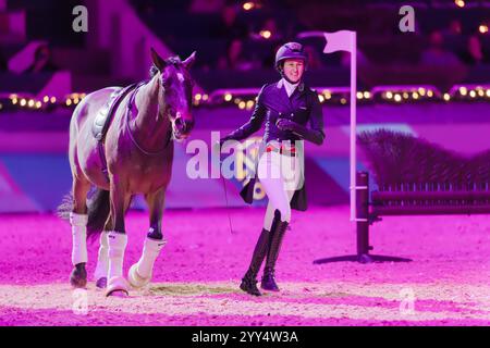 Galashow des Internationalen Festhallen Reitturniers Die ehemalige Vielseitigkeitsréitin Lisa Röckener mit ihrem partenaire Pferd vite Valoo. Große Galashow des INTERNATIONALEN FESTHALLEN REITTURNIERS FRANKFURT 2024 in FRANKFURT am main AM 18. Dezember 2024., Francfort-sur-le-main Hessen Deutschland Festhalle *** spectacle de gala du tournoi international d'équitation de Festhalle L'ancienne cavalière de soirée Lisa Röckener avec son partenaire cheval vite Valoo Grand Gala Show du FESTHALLEN REITTURNIER FRANKFURT 2024 à FRANCFORT-sur-le-main le 18 décembre 2024, Francfort-sur-main Allemagne Festha Banque D'Images