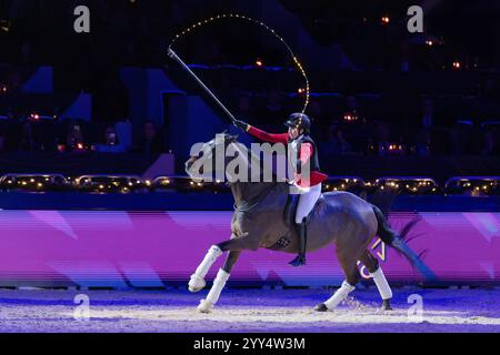 Galashow des Internationalen Festhallen Reitturniers Die ehemalige Vielseitigkeitsréitin Lisa Röckener mit ihrem partenaire Pferd vite Valoo. Große Galashow des INTERNATIONALEN FESTHALLEN REITTURNIERS FRANKFURT 2024 in FRANKFURT am main AM 18. Dezember 2024., Francfort-sur-le-main Hessen Deutschland Festhalle *** spectacle de gala du tournoi international d'équitation de Festhalle L'ancienne cavalière de soirée Lisa Röckener avec son partenaire cheval vite Valoo Grand Gala Show du FESTHALLEN REITTURNIER FRANKFURT 2024 à FRANCFORT-sur-le-main le 18 décembre 2024, Francfort-sur-main Allemagne Festha Banque D'Images