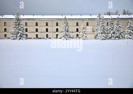 Les Rousses, Jura, France. 9 décembre 2024. Le fort des Rousses, dans la région du Jura, est couvert de neige. Ce fort militaire a été construit entre 1843 et 1870. Elle abrite aujourd’hui les caves d’affinage du fromage de Comté de la fromagerie Juraflore. La région du Haut Jura, dans les montagnes du Jura, a vu ses premières neiges le 8 décembre 2024, lançant la saison hivernale pour les stations de ski de la région. Cette région est surnommée la petite Laponie française. (Crédit image : © Apolline Guillerot-Malick/SOPA images via ZUMA Press Wire) USAGE ÉDITORIAL SEULEMENT! Non destiné à UN USAGE commercial ! Banque D'Images