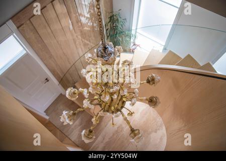 Escalier intérieur moderne en spirale en bois dans un intérieur lumineux à l'intérieur d'un manoir résidentiel spacieux. Banque D'Images