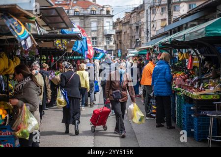 Marché fermier de rue en plein air (pijaca) avec fruits et légumes fraîchement récoltés à Belgrade, Serbie. Un grand groupe de personnes faisant du shopping le week-end da Banque D'Images