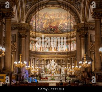 Paris, France - 12 18 2024 : vue sur l'intérieur de l'église de la Madeleine Banque D'Images