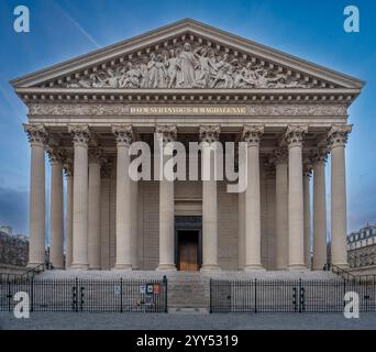 Paris, France - 12 18 2024 : vue sur la façade de l'église de la Madeleine rénovée Banque D'Images