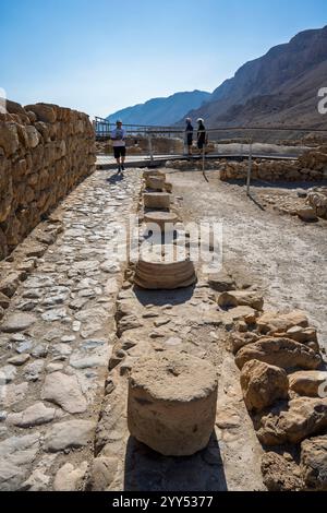 Le Cardo la rue principale du site archéologique de Qumran sur la rive de la mer morte, en Cisjordanie, Israël Qumran était habité par une secte juive de Banque D'Images