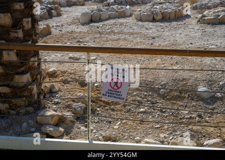 Ancien cimetière sur le site archéologique de Qumran sur la rive de la mer morte, en Cisjordanie, Israël Qumran était habité par une secte juive de l'époque Banque D'Images