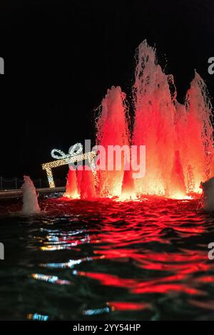 Phare et fontaine dans la région d'Alexandroupolis Evros Grèce, décoration de Noël et du nouvel an, couleurs et lumières vibrantes, destination touristique. Banque D'Images