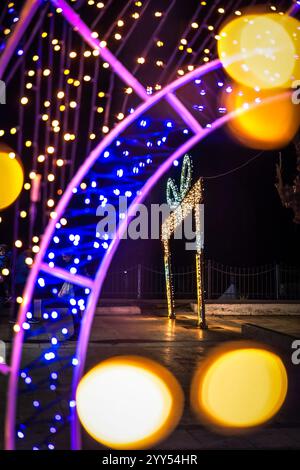 Phare et fontaine dans la région d'Alexandroupolis Evros Grèce, décoration de Noël et du nouvel an, couleurs et lumières vibrantes, destination touristique. Banque D'Images