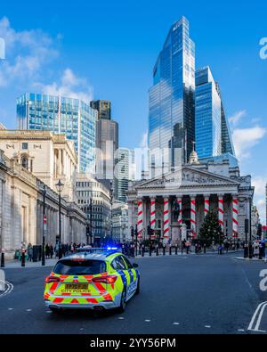 Londres, Royaume-Uni. 19 décembre 2024. Les taux d'intérêt sont maintenus à 4,75% dans la perspective de Noël (jonction de la banque et la bourse royale sont décorés à l'extérieur) les décorations la Banque d'Angleterre décide du niveau des taux d'intérêt à la lumière de l'inflation qui monte à 2,6%. Crédit : Guy Bell/Alamy Live News Banque D'Images