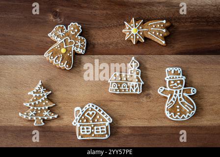 Affichage festif de Noël de biscuits de pain d'épices faits maison sur un fond en bois rustique Banque D'Images