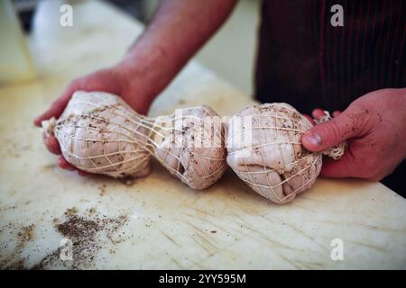 Castelnau-de-Médoc (sud-ouest de la France) : épicerie fine « le grenier médocain » appartenant au boucher Cyril Gassian. Production et ventes. Le Grenier Médocai Banque D'Images