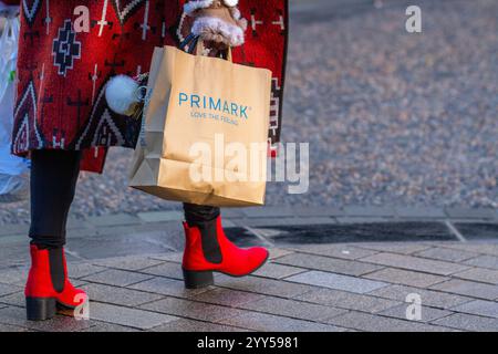 Sac à vêtements PRIMARK à Preston, Lancashire Royaume-Uni. 19 décembre 2024 ; Royaume-Uni météo Une journée ensoleillée pour les acheteurs de mode dans le centre-ville. Shop, Shop, Shop est à l'ordre du jour avec 5 jours de shopping restants jusqu'à Noël. Une dépendance continue aux rues élevées, même si les achats en ligne dominent la saison des fêtes pour acheter des cadeaux et des cadeaux de Noël crédit : MediaWorldImages/AlamyLiveNews Banque D'Images