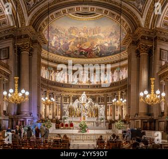 Paris, France - 12 18 2024 : vue sur l'intérieur de l'église de la Madeleine Banque D'Images