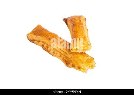 Pâtisserie maison bâtonnets de pain au fromage, pain salé au beurre isolé sur fond blanc. vue de dessus. Banque D'Images