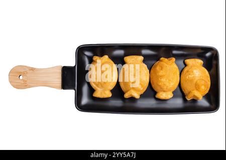 Gaufre japonaise Taiyaki en forme de poisson avec pâte douce isolé sur fond blanc. vue de dessus. Banque D'Images