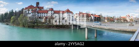 Vue panoramique sur le Lech dans la ville de Füssen avec l'église de Saint Mang et la mairie au pont Lech dans l'Allgaeu bavarois. Banque D'Images