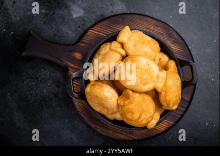 Bungeoppang en-cas d'hiver coréen, gaufre en forme de poisson avec garniture sucrée. fond noir. vue de dessus. Banque D'Images