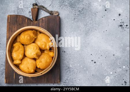 Gâteau japonais Taiyaki en forme de poisson avec pâte de haricots rouges sucrés. fond gris. vue de dessus. Banque D'Images