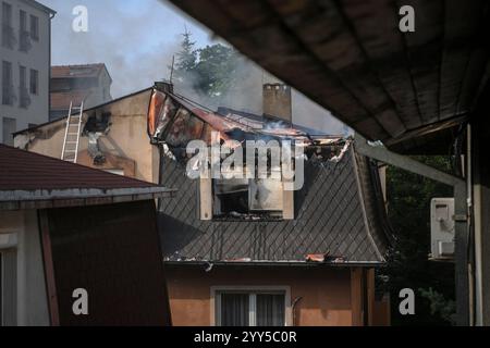 Toit de la maison résidentielle en feu et en feu. Flamme brûlante. Banque D'Images