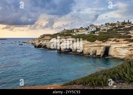 Les grottes marines de Peyia près de Paphos sur la côte ouest de Chypre Banque D'Images