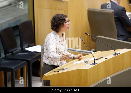 Bruxelles, Belgique. 19 décembre 2024. Lise Vandecasteele du PVDA une session plénière du Parlement flamand à Bruxelles, jeudi 19 décembre 2024. BELGA PHOTO HATIM KAGHAT crédit : Belga News Agency/Alamy Live News Banque D'Images