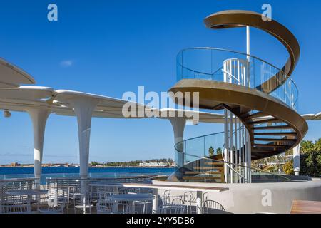 Plate-forme d'observation en spirale Anaolos au Antasia Beach Club à Paphos, Chypre Banque D'Images