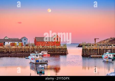 Winter's Cold Moon Rising Over motif #1 avec un ciel pastel reflétant dans l'eau Banque D'Images