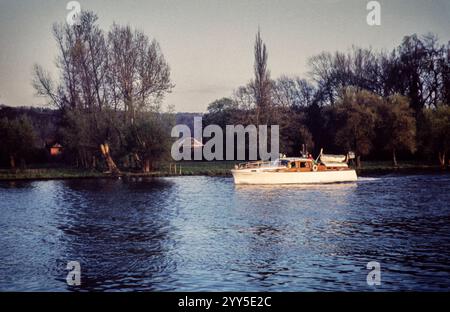 Voilier bateau de croisière sur la Tamise, Marlow, Buckinghamshire, Angleterre, Royaume-Uni 17 avril 1960 Banque D'Images