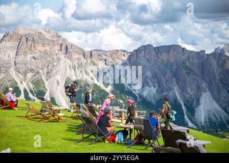 Dolomites, Italie-- juillet 24, 2024 : les touristes assis dans des chaises longues sur un café de terrasse verdoyant profiter de la vue spectaculaire en été Banque D'Images