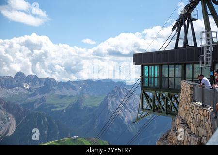 Dolomites, Italie---29 juillet 2024 : station de téléphérique de Funivia Sass Pordoi en été Banque D'Images