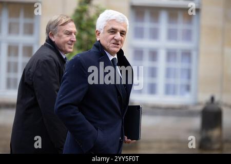 Paris, France. 19 décembre 2024. Président du conseil régional de Normandie et Président des centres - le Nouveau Centre Hervé Morin arrivant à une réunion avec le premier Ministre français, le Président de l'Assemblée nationale française, le Président du Sénat et les dirigeants des partis à l'exclusion de la France insoumise (LFI) ni du rassemblement National (RN), pour finaliser le nouveau gouvernement à l'Hôtel Matignon à Paris, France, le 19 décembre 2024. Photo Raphael Lafargue/ABACAPRESS. COM Credit : Abaca Press/Alamy Live News Banque D'Images