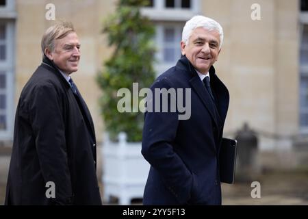 Paris, France. 19 décembre 2024. Président du conseil régional de Normandie et Président des centres - le Nouveau Centre Hervé Morin arrivant à une réunion avec le premier Ministre français, le Président de l'Assemblée nationale française, le Président du Sénat et les dirigeants des partis à l'exclusion de la France insoumise (LFI) ni du rassemblement National (RN), pour finaliser le nouveau gouvernement à l'Hôtel Matignon à Paris, France, le 19 décembre 2024. Photo Raphael Lafargue/ABACAPRESS. COM Credit : Abaca Press/Alamy Live News Banque D'Images