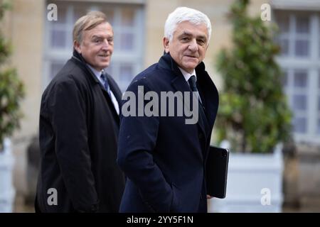 Paris, France. 19 décembre 2024. Président du conseil régional de Normandie et Président des centres - le Nouveau Centre Hervé Morin arrivant à une réunion avec le premier Ministre français, le Président de l'Assemblée nationale française, le Président du Sénat et les dirigeants des partis à l'exclusion de la France insoumise (LFI) ni du rassemblement National (RN), pour finaliser le nouveau gouvernement à l'Hôtel Matignon à Paris, France, le 19 décembre 2024. Photo Raphael Lafargue/ABACAPRESS. COM Credit : Abaca Press/Alamy Live News Banque D'Images