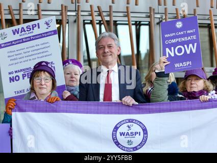 Edimbourg, Royaume-Uni, 19 décembre 2024 : le député travailliste Richard Leonard a rejoint un groupe de femmes de la campagne Waspi rassemblées devant le parlement écossais. Image : DB Media services / Alamy Live Banque D'Images