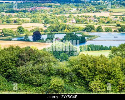 La vue depuis la Cotswold Way surplombant les eaux de Witcombe près de Birdlip, Gloucestershire. Banque D'Images