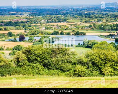 La vue depuis la Cotswold Way surplombant Great Witcombe et Witcombe Water près de Birdlip, Gloucestershire. Banque D'Images