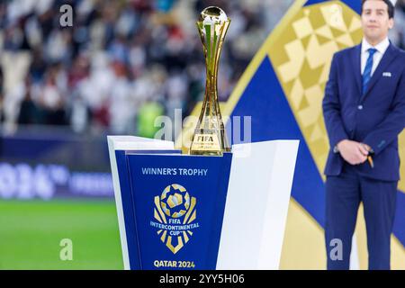 18 décembre 2024 : Doha, Qatar : le trophée de la Coupe Intercontinentale de la FIFA 2024 est exposé avant le match de la Coupe Intercontinentale de la FIFA entre le Real Madrid espagnol et le Pachuca mexicain, au stade Lusail, à Doha, au Qatar Banque D'Images