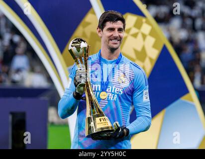 18 décembre 2024 : Doha, Qatar : le gardien de but du Real Madrid, Thibaut Courtois, lève le trophée pour célébrer le match final de la Coupe Intercontinentale de la FIFA entre le Real Madrid espagnol et le Pachuca mexicain, au stade Lusail, à Doha, Qatar Banque D'Images