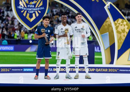 18 décembre 2024 : Doha, Qatar : médaille de bronze pour le milieu défensif Elias Montiel de Pachuca et du Mexique, médaille d'or, ailier gauche Vinicius Junior du Real Madrid et du Brésil et médaille d'argent Federico Valverde milieu de terrain central du Real Madrid et de l'Uruguay pose pour la photo après le match final de la Coupe Intercontinentale de la FIFA 2024 entre le Real Madrid et le Pachuca du Mexique, au stade Lusail, à Doha, Qatar Banque D'Images