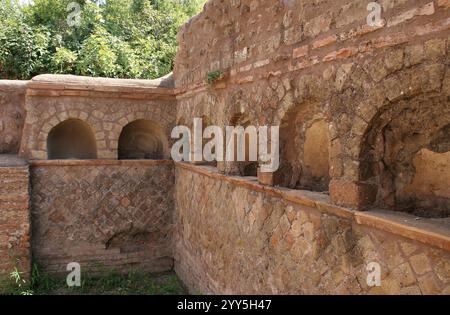 Art romain d'Ostia Antica. Ville portuaire de la Rome antique. Columbarium avec des niches pour des urnes. L'Italie. L'Europe. Banque D'Images