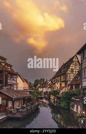 COLMAR, FRANCE - 28 MAI 2019 : coucher de soleil dans la vieille ville de Colmar le long des canaux du petit Venise, Alsace, France Banque D'Images