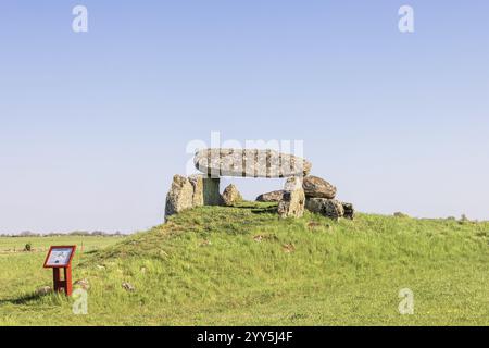 Passage grave sur une colline avec de grands rochers dans un paysage rural avec un ciel bleu clair Falkoeping, Luttra, Suède, Europe Banque D'Images