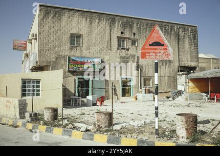 Restaurant de chameaux et boucherie de chameaux sur la route nationale de Salalah à Muscat près de Wadi Hanun avec panneau routier Hump Ahead, Dhofar, Oman, Asie Banque D'Images