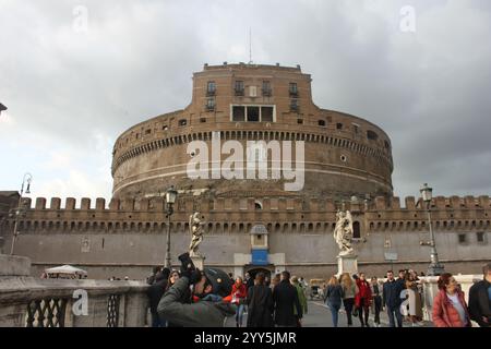 Château du Saint Ange et Pont du Saint Ange sur le Tibre à Rome à Dawn, Italie. ROME, ITALIE 25 mars 2018 Banque D'Images