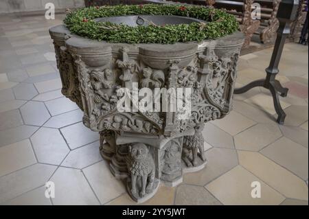 Fonts baptismaux romans dans l'église gothique tardif de St George, Dinkelsbuehl, Bavière, Allemagne, Europe Banque D'Images