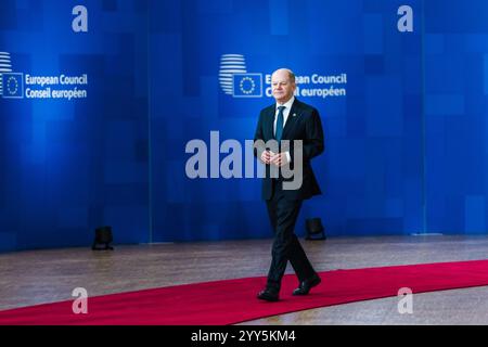 BRUXELLES, BELGIQUE - 19 DÉCEMBRE 2024. OLAF SCHOLZ, chancelier fédéral allemand, arrive au sommet du conseil européen, dans le bâtiment Europa, siège du Conseil de l'UE à Bruxelles, Belgique, le 19 décembre 2024. Les dirigeants de l'UE se réunissent à Bruxelles pour discuter de l'Ukraine, de l'UE dans le monde, du moyen-Orient, de la résilience et de la préparation, des migrations et des questions de politique étrangère. Crédit : Morfo SAVVA | Alamy Live News. Banque D'Images