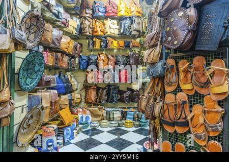 Place de marché dans la médina historique, plein de souvenirs, sacs en cuir, pièces métalliques, Tétouan, Maroc, Afrique du Nord, Afrique Banque D'Images