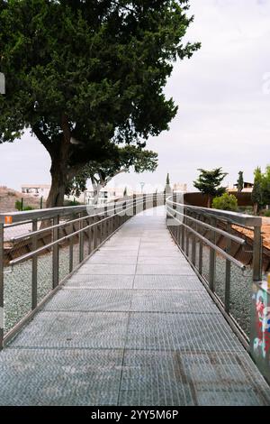 Paphos, Chypre- 4 septembre 2023 : Paphos Walkway Sky Bridge reliant Fabrica Hill au parc archéologique Banque D'Images