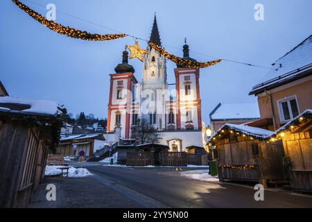 Ambiance de l'Avent, façade de l'église de pèlerinage, basilique de Mariazell, heure bleue au petit matin, Mariazell, Styrie, Autriche, Europe Banque D'Images