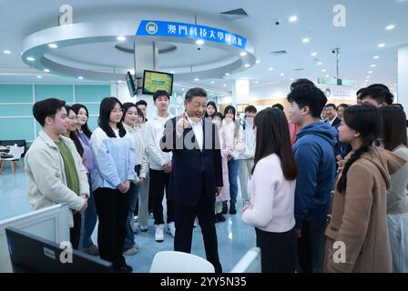 (241219) -- MACAO, Dec. 19, 2024 (Xinhua) -- le président chinois Xi Jinping, également secrétaire général du Comité central du Parti communiste chinois et président de la Commission militaire centrale, s'entretient avec des étudiants de la bibliothèque de l'Université des sciences et de la technologie de Macao (MUST) dans le sud de la Chine, Dec. 19, 2024. XI, accompagné de Ho Iat Seng, directeur général de la région administrative spéciale (RAS) de Macao, a visité l'université jeudi matin. Il a parlé avec des enseignants, des étudiants et des chercheurs scientifiques là-bas. (Xinhua/Ju Peng) Banque D'Images